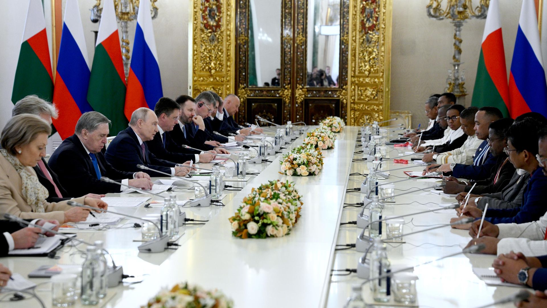 Президент РФ Владимир Путин и президент Возрождения Республики Мадагаскар Микаэль Рандрианирина во время встречи на полях III Саммита и форума Россия - Африка в Москве. 30 октября 2026 Президент РФ Владимир Путин и президент Возрождения Республики Мадагаскар Микаэль Рандрианирина во время встречи на полях III Саммита и форума Россия - Африка в Москве. 30 октября 2026 - РИА Новости, 1920, 30.10.2026