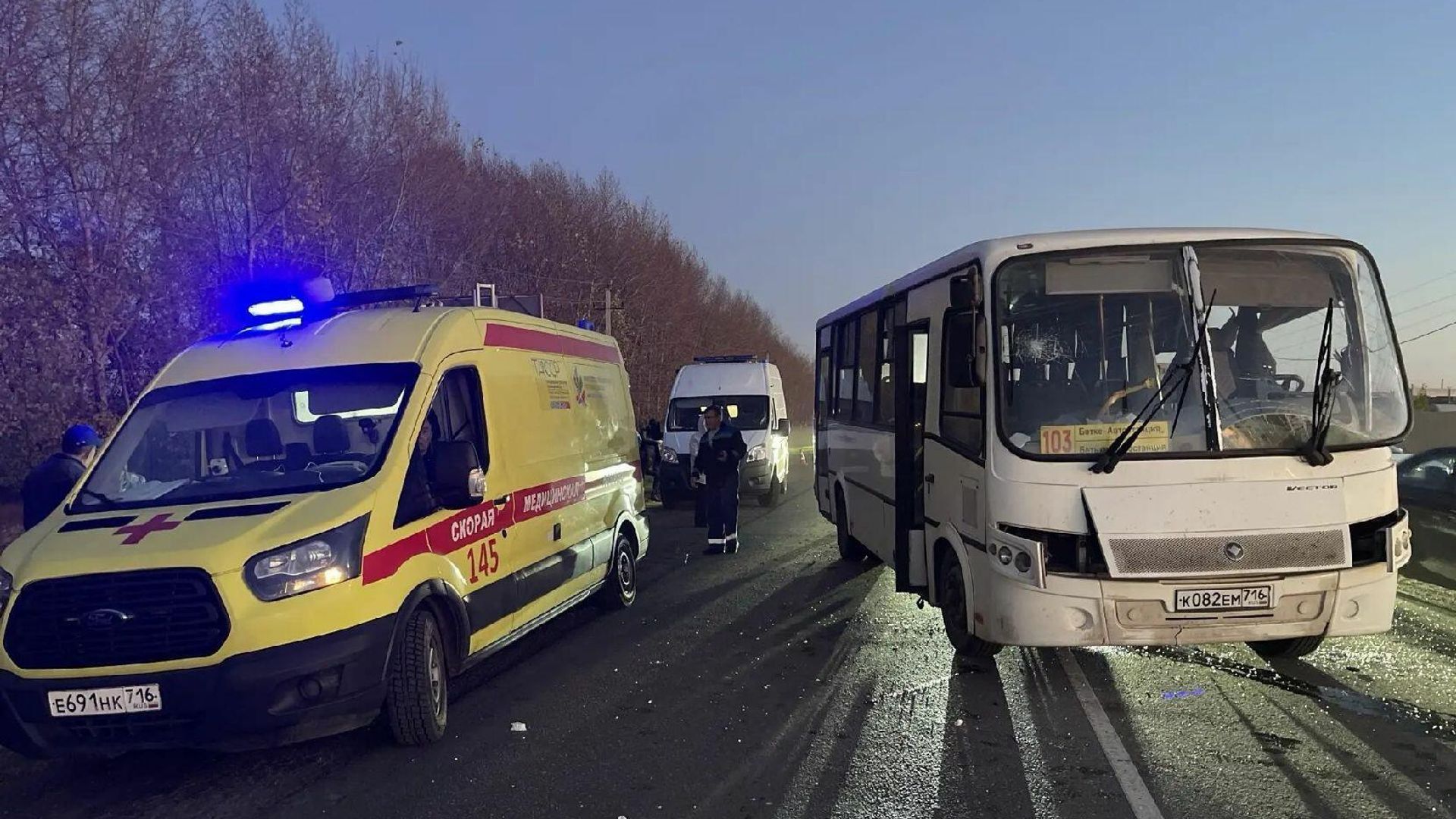 На месте столкновения рейсового автобуса ПАЗ и самосвала в Тукаевском районе Татарстана - РИА Новости, 1920, 30.10.2026