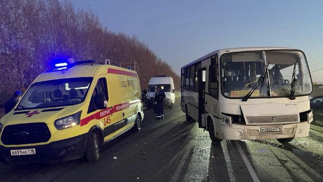 На месте столкновения рейсового автобуса ПАЗ и самосвала в Тукаевском районе Татарстана На месте столкновения рейсового автобуса ПАЗ и самосвала в Тукаевском районе Татарстана