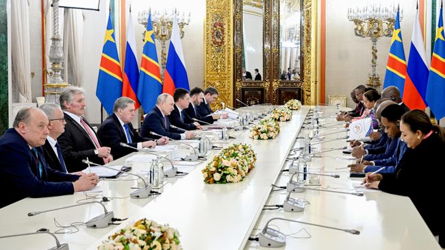 Встреча президента РФ Владимира Путина и президента Демократической Республики Конго Феликса Антуана Чисекеди Чиломбо на полях III Саммита и форума Россия - Африка в Москве