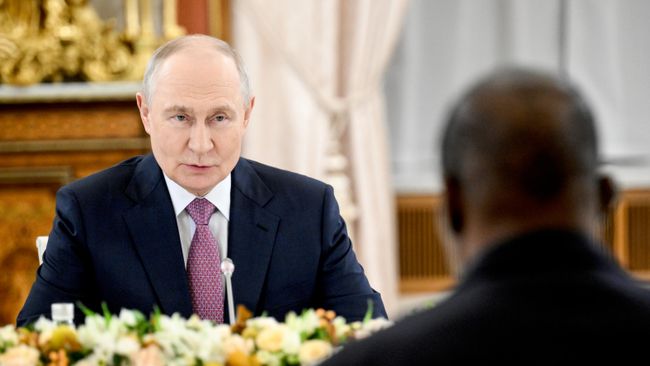 Президент РФ Владимир Путин во время встречи с президентом Демократической Республики Конго Феликсом Антуаном Чисекеди Чиломбо на полях III Саммита и форума Россия - Африка в Москве. 30 октября 2026