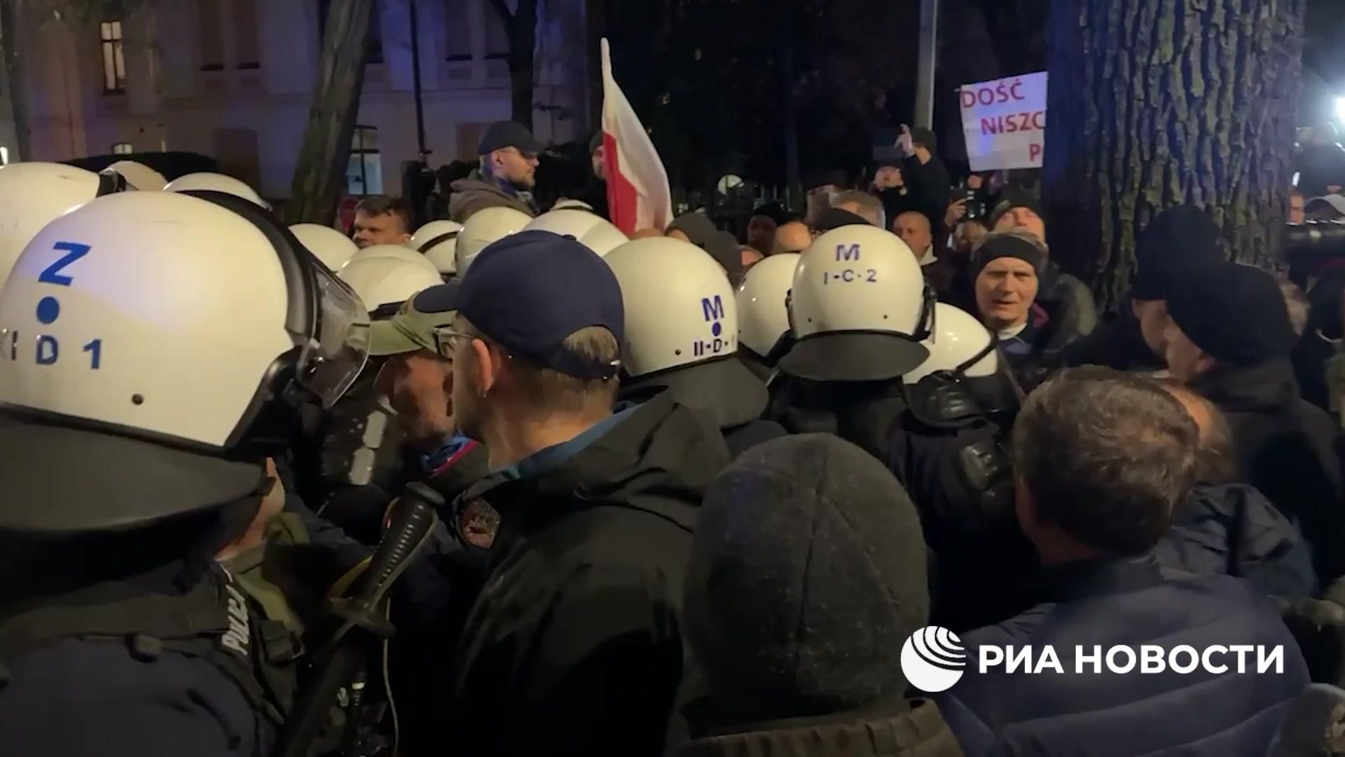 Агрессивная толпа пытается штурмовать здание Конституционного суда Польши - РИА Новости, 1920, 30.10.2026