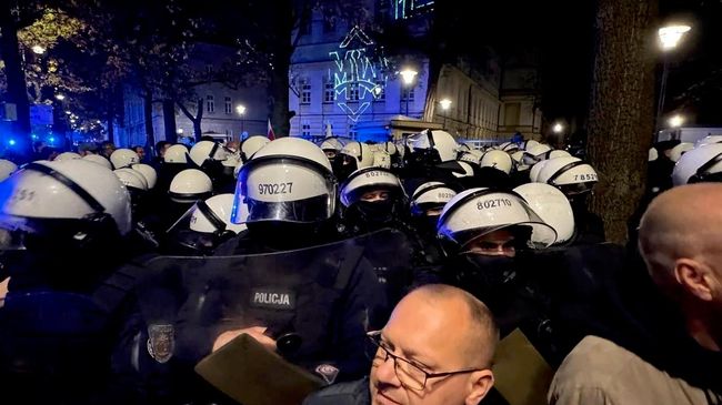 Навроцкий прибыл к зданию Конституционного суда Польши