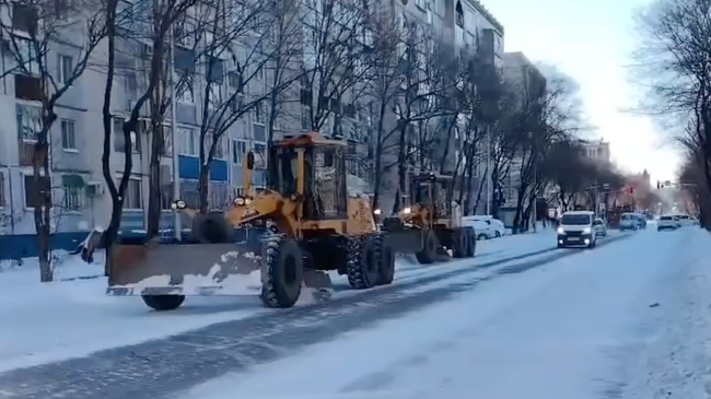 Работа спецтехники после снегопада в Благовещенске Работа спецтехники после снегопада в Благовещенске