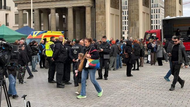В Берлине протестующие начали взрывать петарды