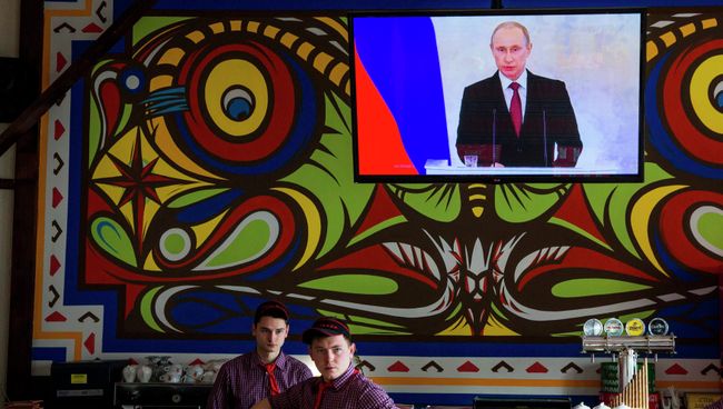 Трансляция в одном из ресторанов Симферополя выступления Владимира Путина по вопросу принятия Крыма в состав России