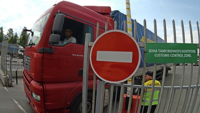 Большегрузный автомобиль в зоне таможенного контроля. Архивное фото Большегрузный автомобиль в зоне таможенного контроля. Архивное фото