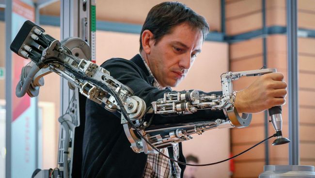 Посетитель тестирует экзоскелет на Innorobo 2014 в Лионе Посетитель тестирует экзоскелет на Innorobo 2014 в Лионе