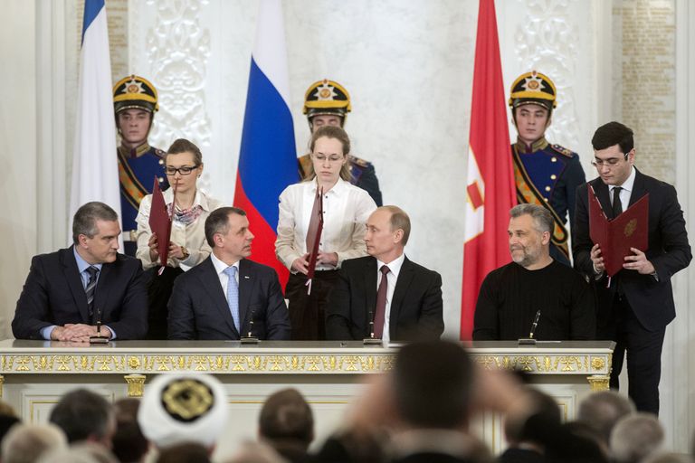 Подписание Договора между РФ и Республикой Крым о принятии в РФ Республики Крым и образовании в составе РФ новых субъектов. Подписание Договора между РФ и Республикой Крым о принятии в РФ Республики Крым и образовании в составе РФ новых субъектов.