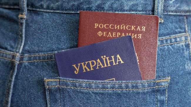 Российский и украинский паспорта. Архивное фото Российский и украинский паспорта. Архивное фото