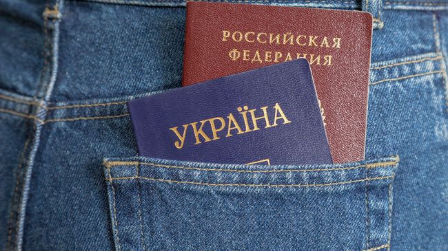 Российский и украинский паспорта. Архивное фото Российский и украинский паспорта. Архивное фото