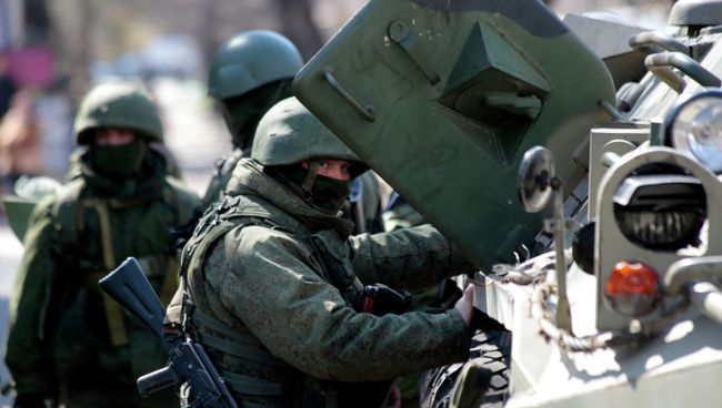 Люди в военной форме на улицах Симферополя, архивное фото Люди в военной форме на улицах Симферополя, архивное фото