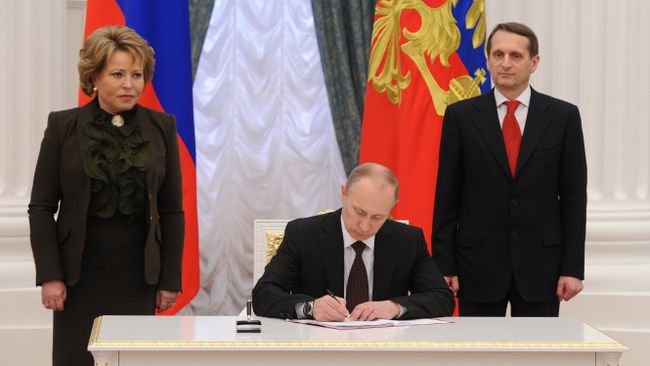 В.Путин подписал Указ об образовании Крымского Федерального округа РФ. Фото с места события В.Путин подписал Указ об образовании Крымского Федерального округа РФ. Фото с места события