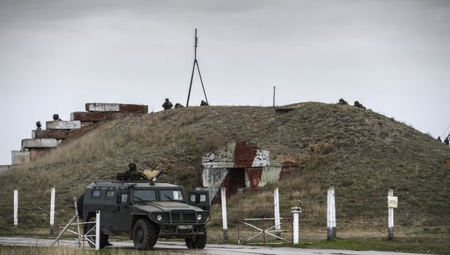 Украинские военнослужащие на территории военного аэродрома Бельбек. Архивное фото Украинские военнослужащие на территории военного аэродрома Бельбек. Архивное фото
