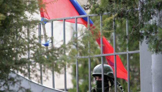 Военнослужащий на территории воинской части. Архивное фото Военнослужащий на территории воинской части. Архивное фото