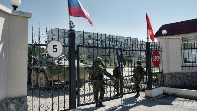 Военнослужащие в районе военной части у аэропорта Бельбек. архивное фото Военнослужащие в районе военной части у аэропорта Бельбек. архивное фото