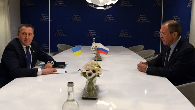 Министр иностранных дел РФ Сергей Лавров и исполняющий обязанности главы МИД Украины Андрей Дещица. Архивное фото