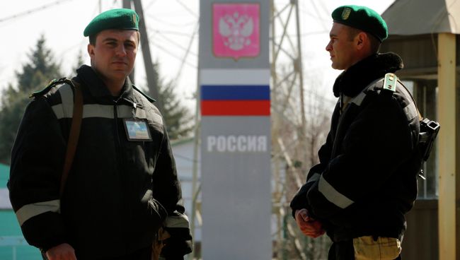 Украинские пограничники на российско-украинской границе. Архивное фото Украинские пограничники на российско-украинской границе. Архивное фото