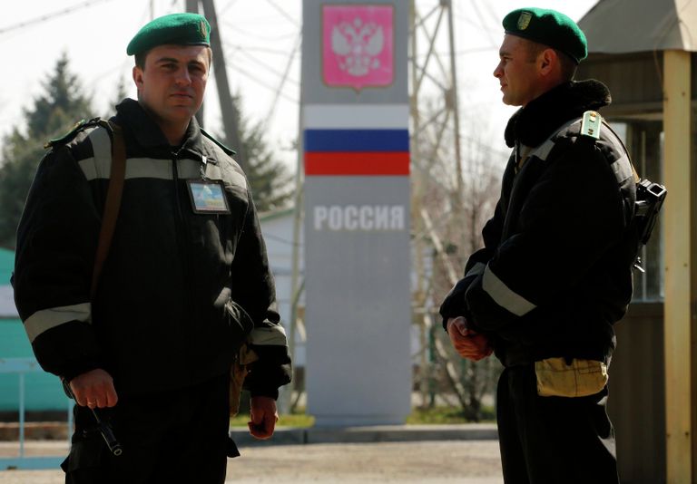 Украинские пограничники на российско-украинской границе в районе села Успенка