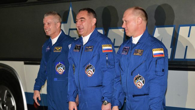 Члены экипажа экспедиции на Международную космическую станцию (МКС) астронавт НАСА Стивен Свонсон и космонавты Роскосмоса Александр Скворцов, Олег Артемьев (слева направо) перед запуском ракеты-носителя Союз-ФГ. Архивное фото