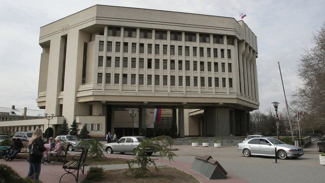 Здание Государственного Совета Крыма в Симферополе. Архивное фото Здание Государственного Совета Крыма в Симферополе. Архивное фото