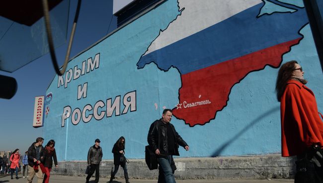 Патриотические граффити в Москве о воссоединении Крыма и России. Архивное фото Патриотические граффити в Москве о воссоединении Крыма и России. Архивное фото