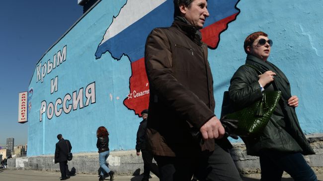 Патриотические граффити в Москве о воссоединении Крыма и России. Архивное фото Патриотические граффити в Москве о воссоединении Крыма и России. Архивное фото