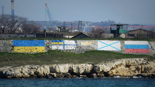 Государственные флаги Украины и России, и флаги ВМС Украины и ВМФ России. Архивное фото Государственные флаги Украины и России, и флаги ВМС Украины и ВМФ России. Архивное фото
