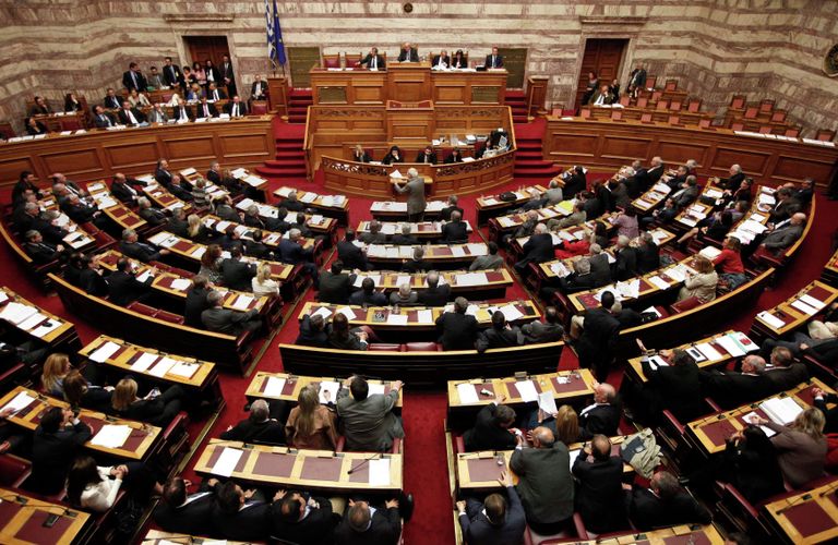 Греческий парламент перед голосованием по закону с мерами по реформе экономики Греческий парламент перед голосованием по закону с мерами по реформе экономики