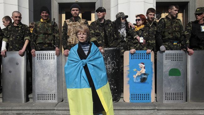 Возле здания Верховной рады в Киеве. Архивное фото Возле здания Верховной рады в Киеве. Архивное фото