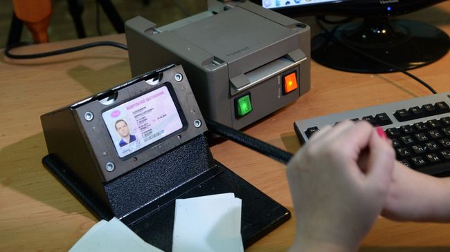 Оформление водительского удостоверения. Архивное фото Оформление водительского удостоверения. Архивное фото