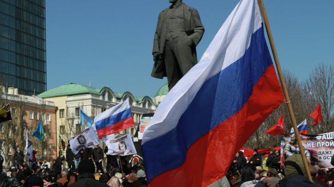 Участники митинга в Донецке