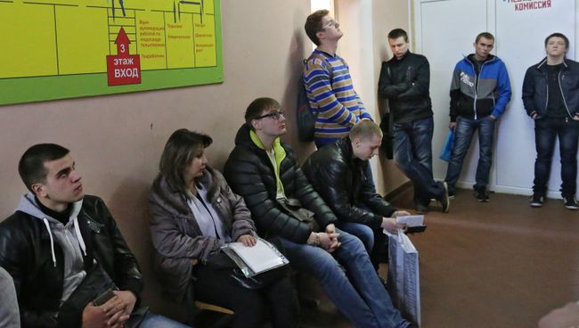 Очередь на призывном пункте. Архивное фото Очередь на призывном пункте. Архивное фото