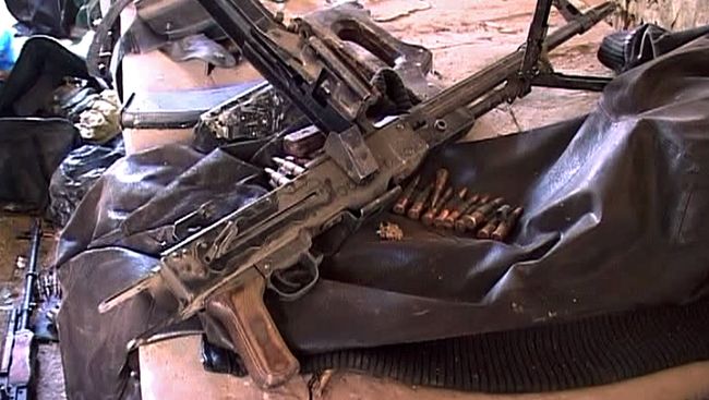 Оружие и боеприпасы, найденные на месте проведения контртеррористической операции у частного дома в Буйнакске. Фото с места события Оружие и боеприпасы, найденные на месте проведения контртеррористической операции у частного дома в Буйнакске. Фото с места события