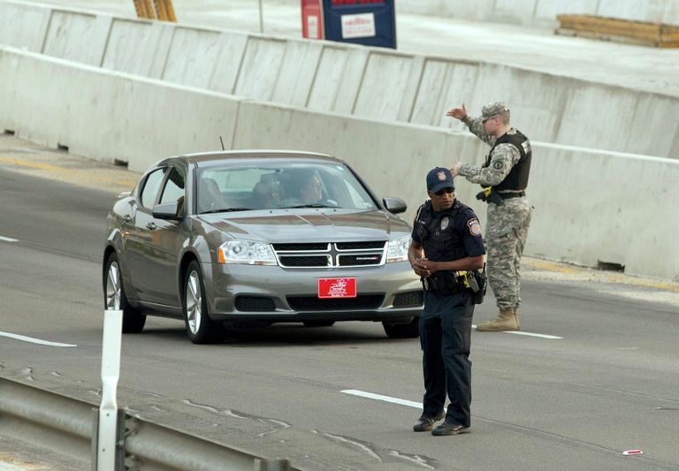 Проверка автомобилей на дороге к военной базе Форт-Худ в Техасе