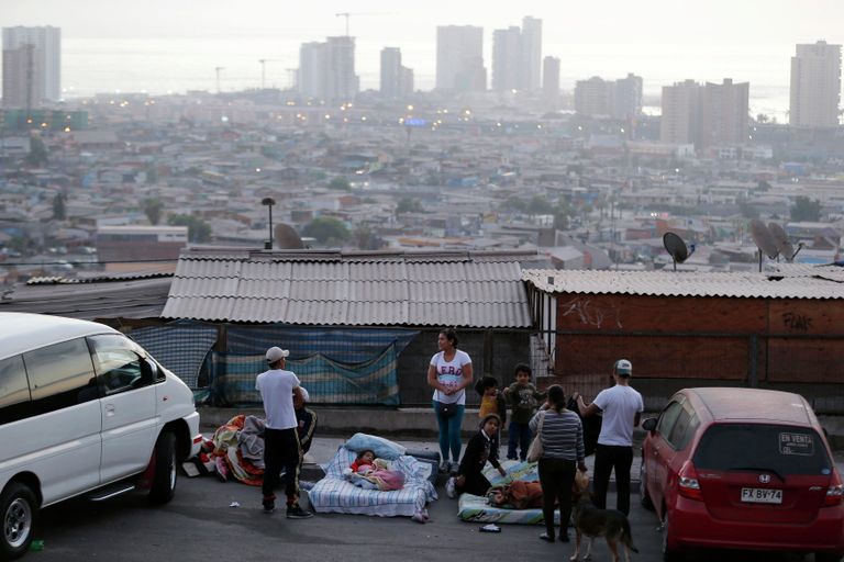 Жители чилийского города Икике ночуют на улице после землетрясения Жители чилийского города Икике ночуют на улице после землетрясения
