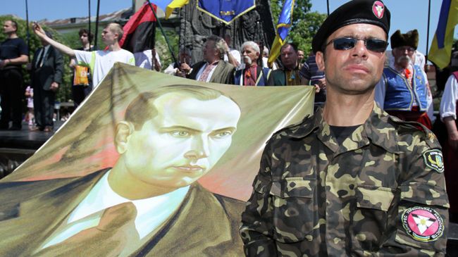 Представитель Конгресса украинских националистов с портретом Степана Бандеры. Архивное фото Представитель Конгресса украинских националистов с портретом Степана Бандеры. Архивное фото