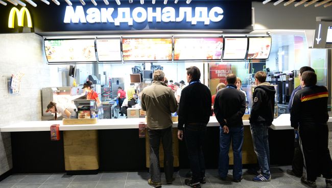 Посетители в ресторане Макдоналдс. Архивное фото Посетители в ресторане Макдоналдс. Архивное фото
