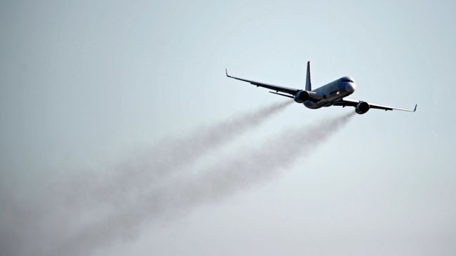 Самолет ТУ-204СМ. Архивное фото Самолет ТУ-204СМ. Архивное фото