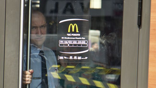 Сотрудник ресторана быстрого питания McDonald’s, архивное фото Сотрудник ресторана быстрого питания McDonald’s, архивное фото