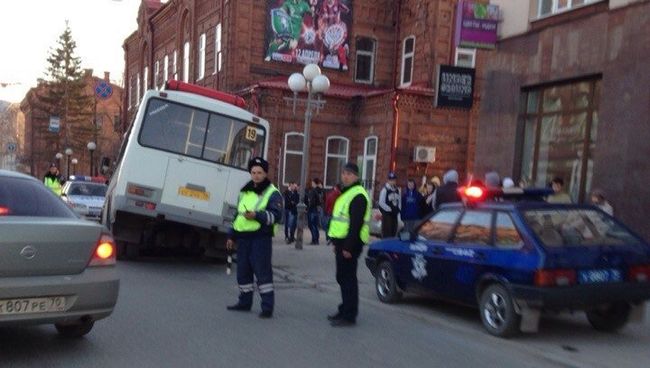Асфальт провалился на проспекте Ленина в Томске Асфальт провалился на проспекте Ленина в Томске