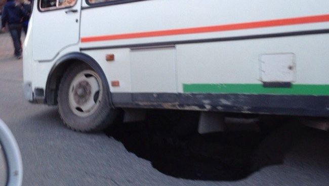 Асфальт провалился на проспекте Ленина в Томске Асфальт провалился на проспекте Ленина в Томске