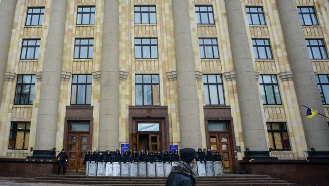 У здания областной администрации в Харькове. Архивное фото