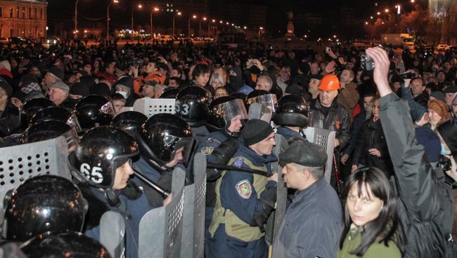 Милиция блокирует митингующих в Харькове Милиция блокирует митингующих в Харькове