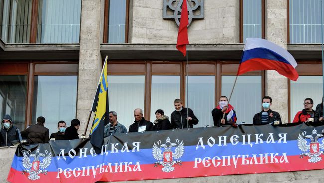 Митингующие у здания областной администрации в Донецке. 6 апреля 2014 Митингующие у здания областной администрации в Донецке. 6 апреля 2014