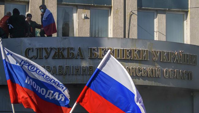 Сторонники федерализации заняли здание областного управления Службы Безопасности Украины в Луганске