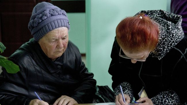Жительницы Симферополя оформляют документы в пенсионном фонде Жительницы Симферополя оформляют документы в пенсионном фонде