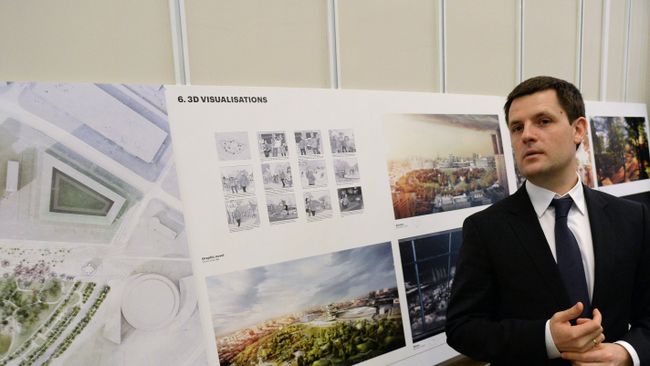 Главный архитектор Москвы Сергей Кузнецов у эскиза проекта победителя конкурса на разработку архитектурной концепции парка на Ходынском поле