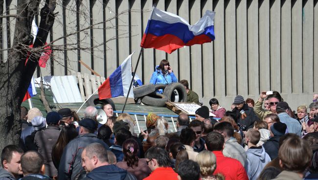 Сторонники референдума о статусе региона возле здания Службы Безопасности Украины в Луганске Сторонники референдума о статусе региона возле здания Службы Безопасности Украины в Луганске