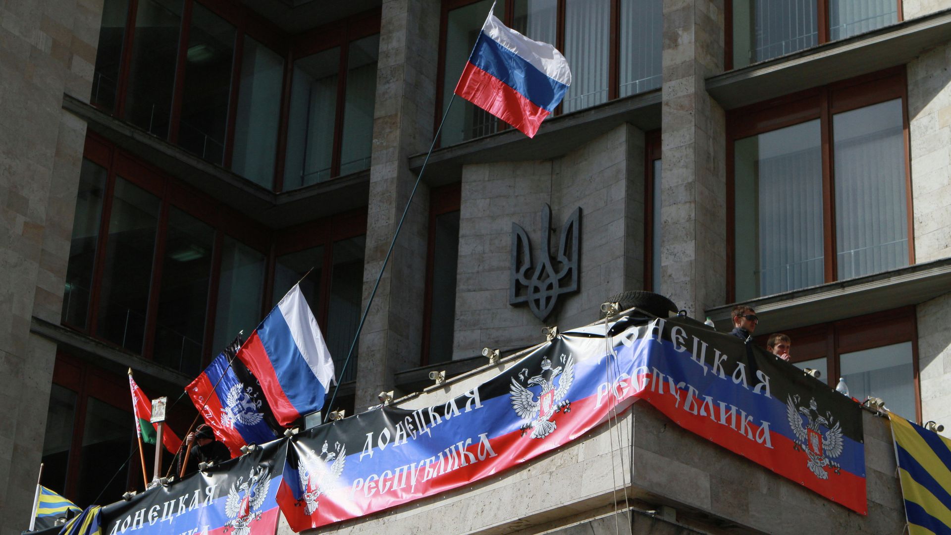 Российский флаг на здании Донецкой областной администрации Российский флаг на здании Донецкой областной администрации - РИА Новости, 1920, 25.04.2021